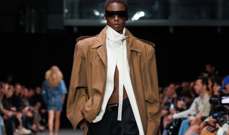À Paris, Stella McCartney présente une collection féminine et masculine Printemps-Été 2026 alliant durabilité et glamour : plumes végétales, tissus innovants et silhouettes modernes.