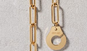 En 2025, la Maison Dinh Van célèbre 60 ans de création joaillière. Une histoire d’audace et de liberté incarnée dans ses bijoux emblématiques, de la bague Menottes au pendentif Lame de rasoir.