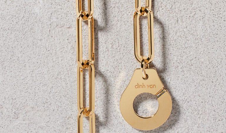 En 2025, la Maison Dinh Van célèbre 60 ans de création joaillière. Une histoire d’audace et de liberté incarnée dans ses bijoux emblématiques, de la bague Menottes au pendentif Lame de rasoir.