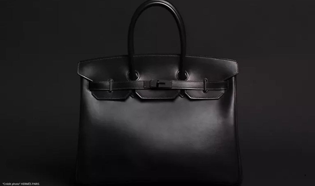 Reconnaître un sac de luxe authentique. Que vous convoitiez un Chanel 2.55, un Birkin d’Hermès il existe des critères précis pour distinguer le vrai du faux.