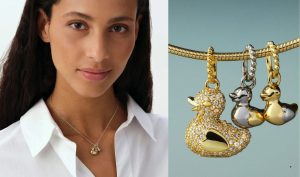 Au-delà de l’aspect décoratif, le pendentif canard agit comme un porte-bonheur, rappelant quotidiennement l’amour maternel et la protection qu’il inspire.