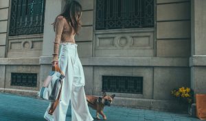 Le pantalon large et flare 2025‑2026 : tailles hautes, coupes fluides et flair rétro chic pour allonger la silhouette et adopter le style citadin tendance.
