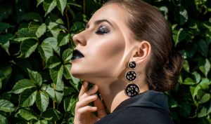 Découvrez comment les bijoux noirs transforment le style d’aujourd’hui : pièces graphiques, modernes et raffinées pour toutes les occasions.