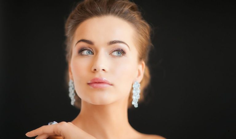 Ce guide vous explique comment choisir vos boucles d’oreilles selon la forme de votre visage,