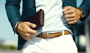 La mode homme automne-hiver 2025-2026 s’impose comme un tournant. L’homme moderne revendique un style complexe, entre sensualité et structure