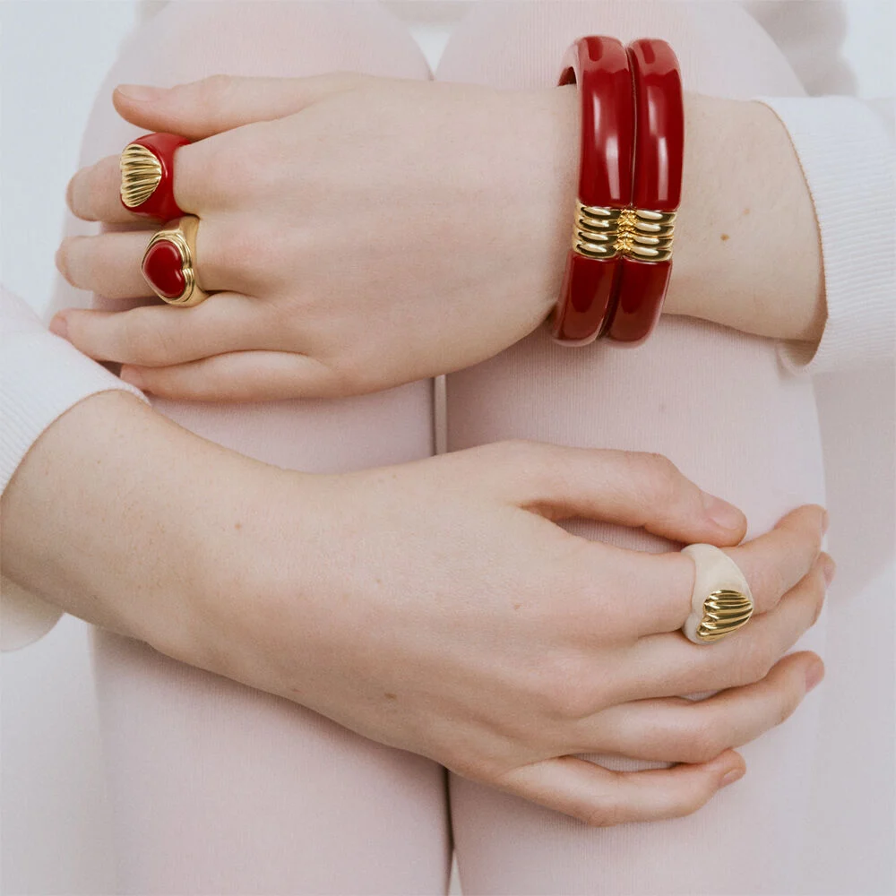 Bijoux Saint-Valentin en rouge profond, doré texturé ou blanc nuancé, le coeur s’impose en volumes XXL, graphique et lumineux.