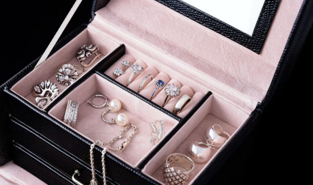 Transformez votre style avec des bijoux qui racontent une histoire, des classiques élégants aux accessoires uniques et expressifs.