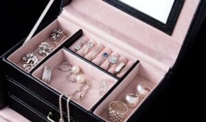 Transformez votre style avec des bijoux qui racontent une histoire, des classiques élégants aux accessoires uniques et expressifs.