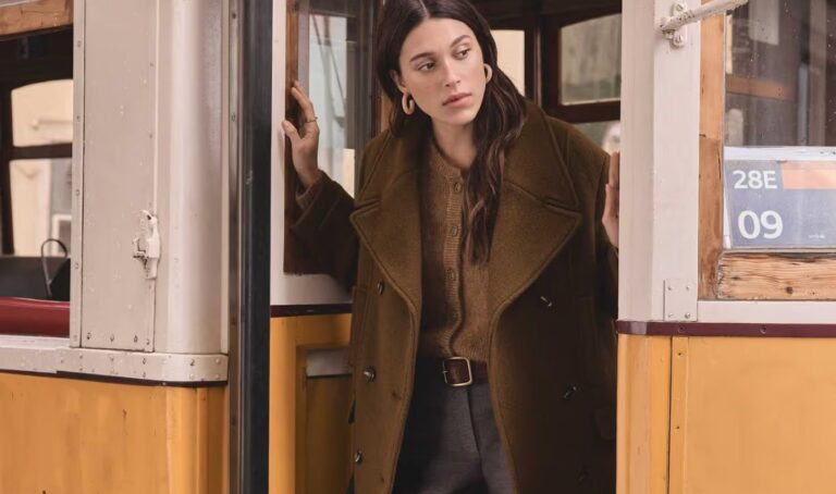 Soldes 2026 chez Maison 123 : des pièces mode femme à prix réduit, entre robe en laine, jupe plissée et accessoires en cuir.