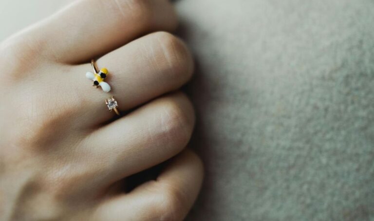 Les bijoux ne sont plus accessoires. Ils affirment le style et transforment la silhouette.