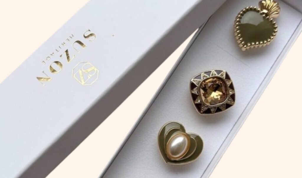 Transformez vos vestes et blazers avec les bijoux de bouton La Loge de Suzon.