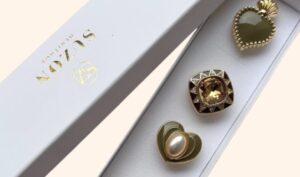 Transformez vos vestes et blazers avec les bijoux de bouton La Loge de Suzon.