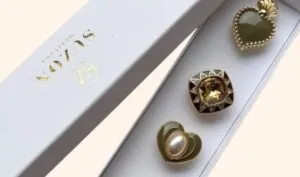 Accessoire mode 2026 : le bijou de bouton fait sensation