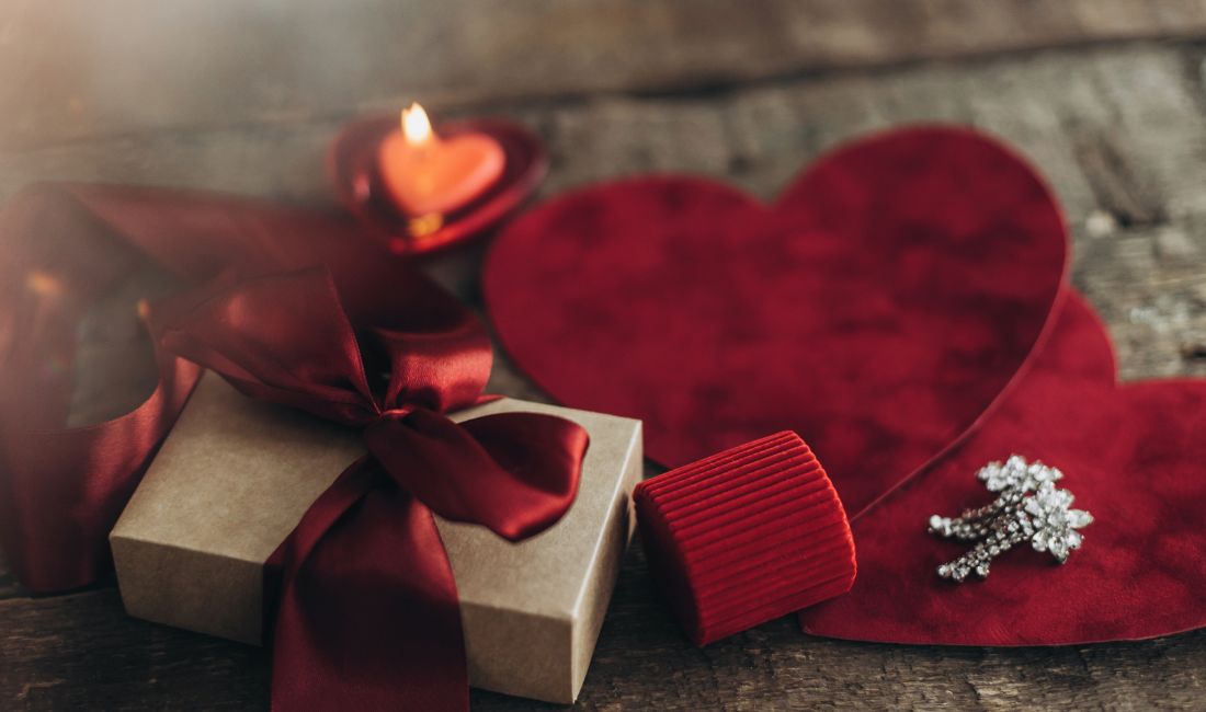 6 bijoux femme & homme à offrir pour la Saint-Valentin, entre pièces mode et créations symboliques pour un cadeau élégant