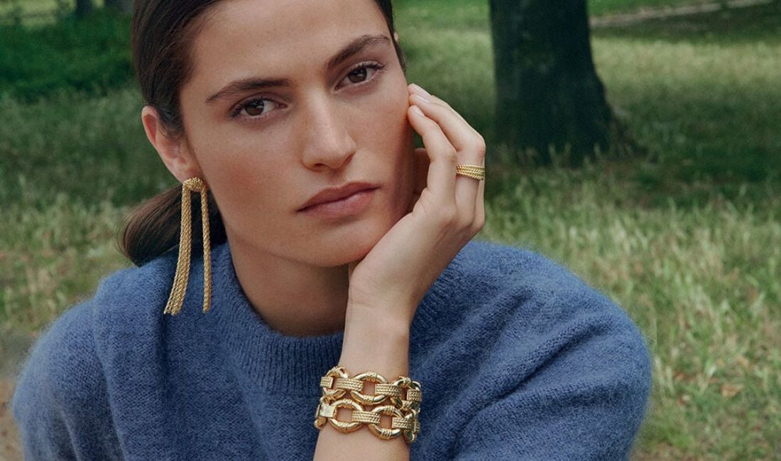 Boucles d’oreilles XXL : allonger la silhouette en 1 accessoire