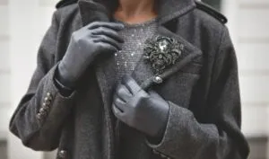 Broches et charm's : retour du bijou rétro chic, fun en 2026