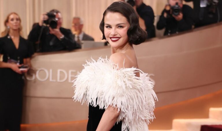 Selena Gomez enceinte ? Décryptage mode : ses robes fluides inspirent la mode grossesse femme et influencent les tendances 2026.