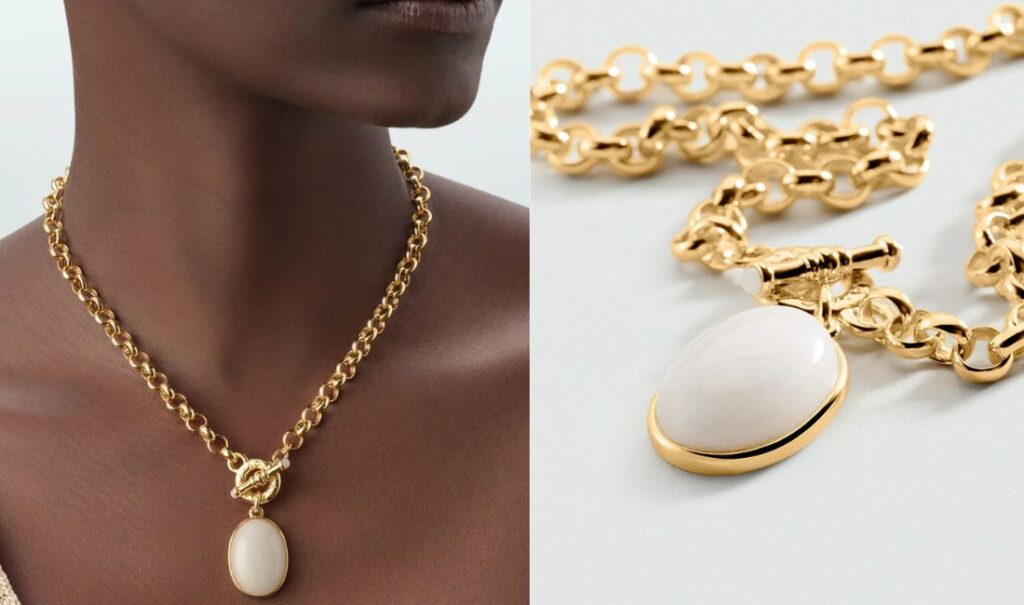 Collier laiton doré 18 carats et orné de jade blanche chez notre partenaire Agatha