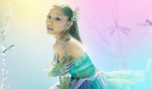 Collection Ariana Grande x Swarovski : bijoux en cristal coloré inspirés de la nature, avec motifs fleurs, papillons et libellules dans un style lumineux et contemporain.