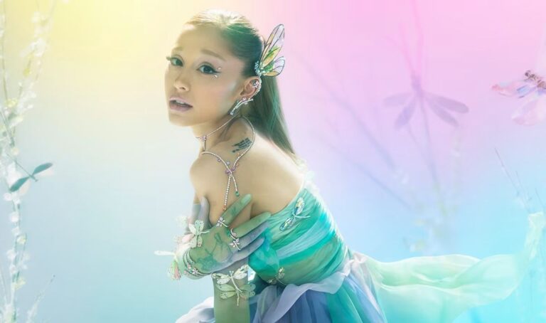 Collection Ariana Grande x Swarovski : bijoux en cristal coloré inspirés de la nature, avec motifs fleurs, papillons et libellules dans un style lumineux et contemporain.