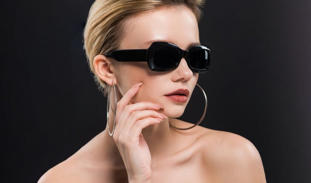 Lunettes XXL, sacs en crochet, colliers boules et boucles d'oreilles sculpturales : les accessoires du printemps-été 2026