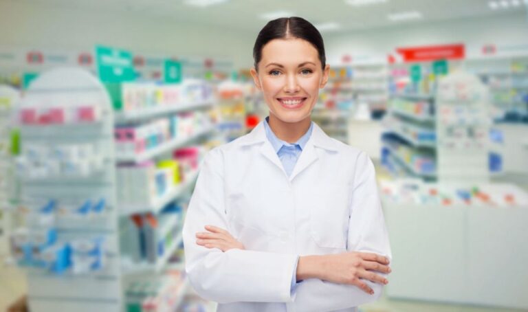 Médecin qualifié en médecine esthétique dans son cabinet