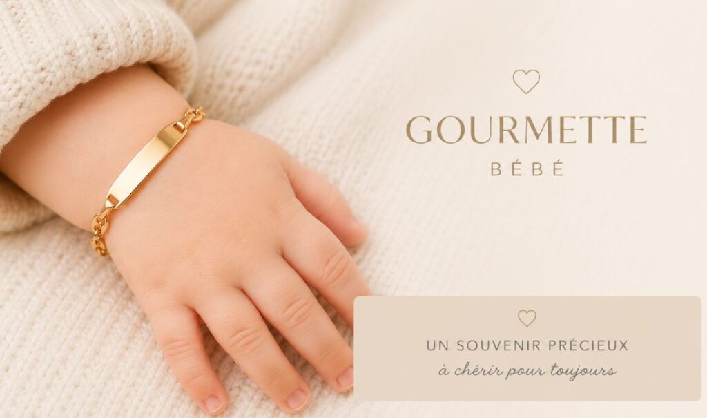 Gourmette bébé en or à plaque gravable, portée au poignet d'un enfant