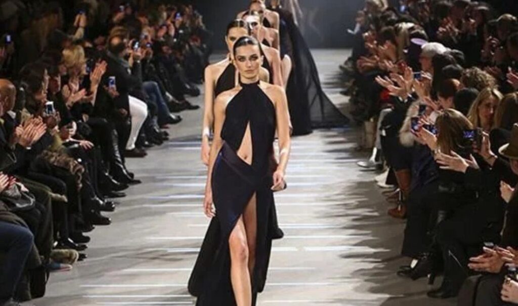 Défilé de mode à la Fashion Week de Paris
