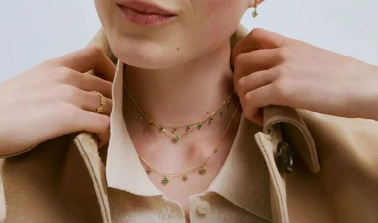 Bijoux Agatha Beloved verts et dorés, collier et créoles de la rentrée