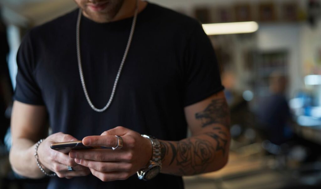 Homme portant un collier chaîne, un bracelet et une bague en argent
