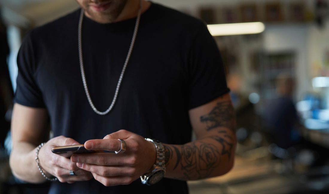 Bijoux homme : les tendances de la saison et comment les porter
