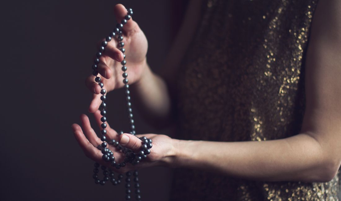 Le collier de perles : la tendance qui revient, pour elle et pour lui