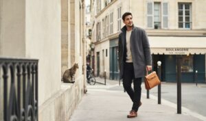 homme portant un sac en cuir, tendance