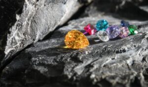 Pierres précieuses de naissance de différentes couleurs sur roche