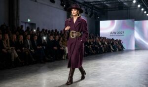 accessoires tendance de l'automne-hiver, boucles d'oreilles xxl sac et pochettes